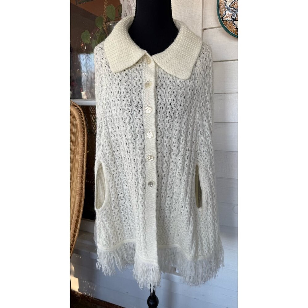 Vintage 70's Cable Knit White Acrylic Button up Fringed Poncho Cape One Size - Picture 4 of 11